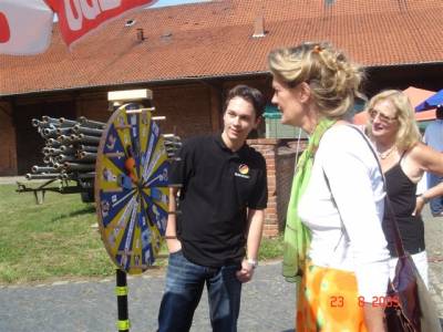 Der JU-Vorsitzende (PE) und die Kultusministerin (NDS) am Glcksrad.